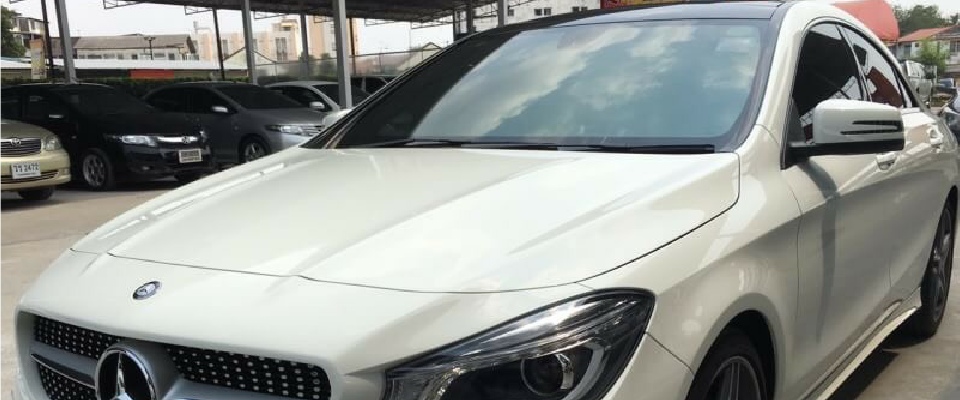 รถ Mercedes-Benz สีขาว